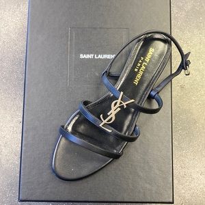 100% authentic 
Brand new in box 
Black leather 
Flats 
Gold hardware